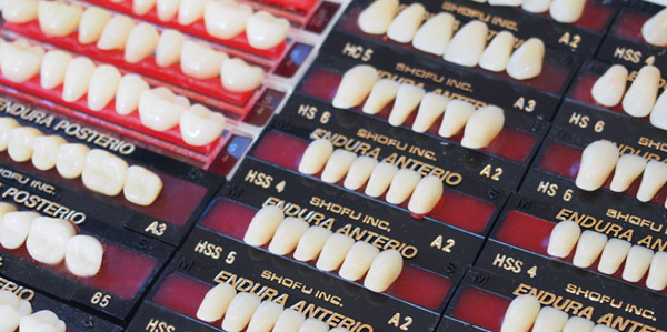入れ歯に使用する歯・硬質レジンとセラミックの歯・東京都港区麻布十番